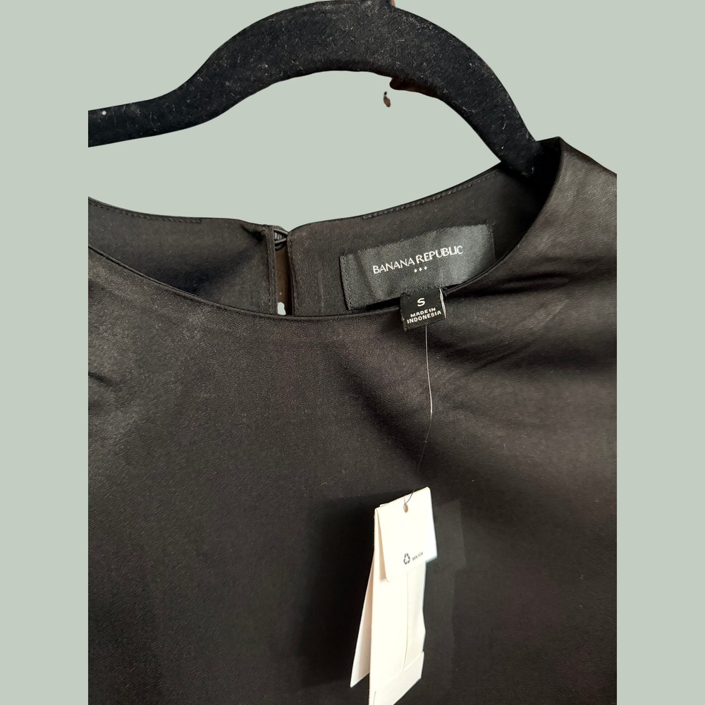 Banana Republic Womens Black Short Sleeve Satin Blouse Crew Neck Keyhole Back S
